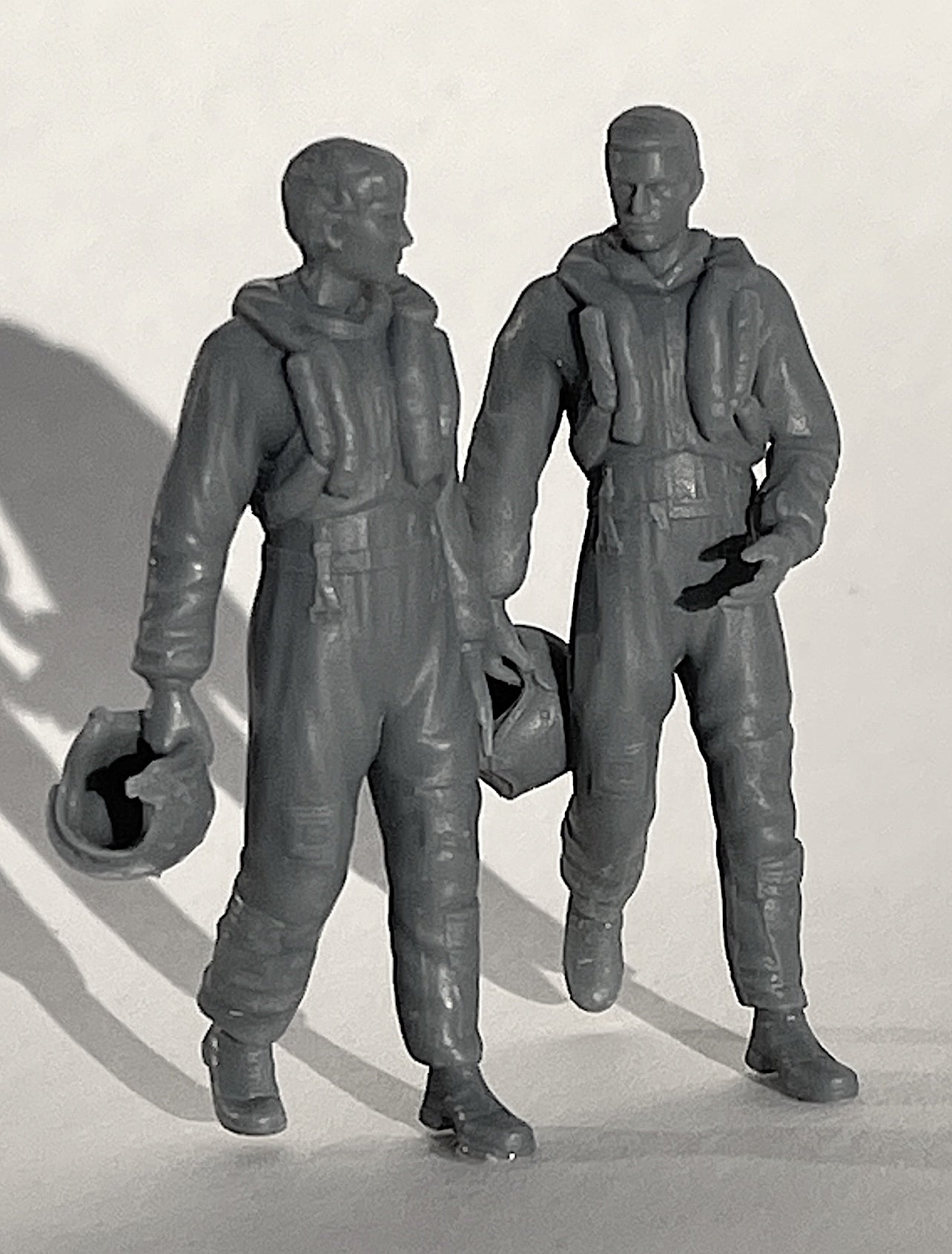 Pilot Replicas 483DP004 1:48 RAF Pilots Walking Late 1950s & 1960s