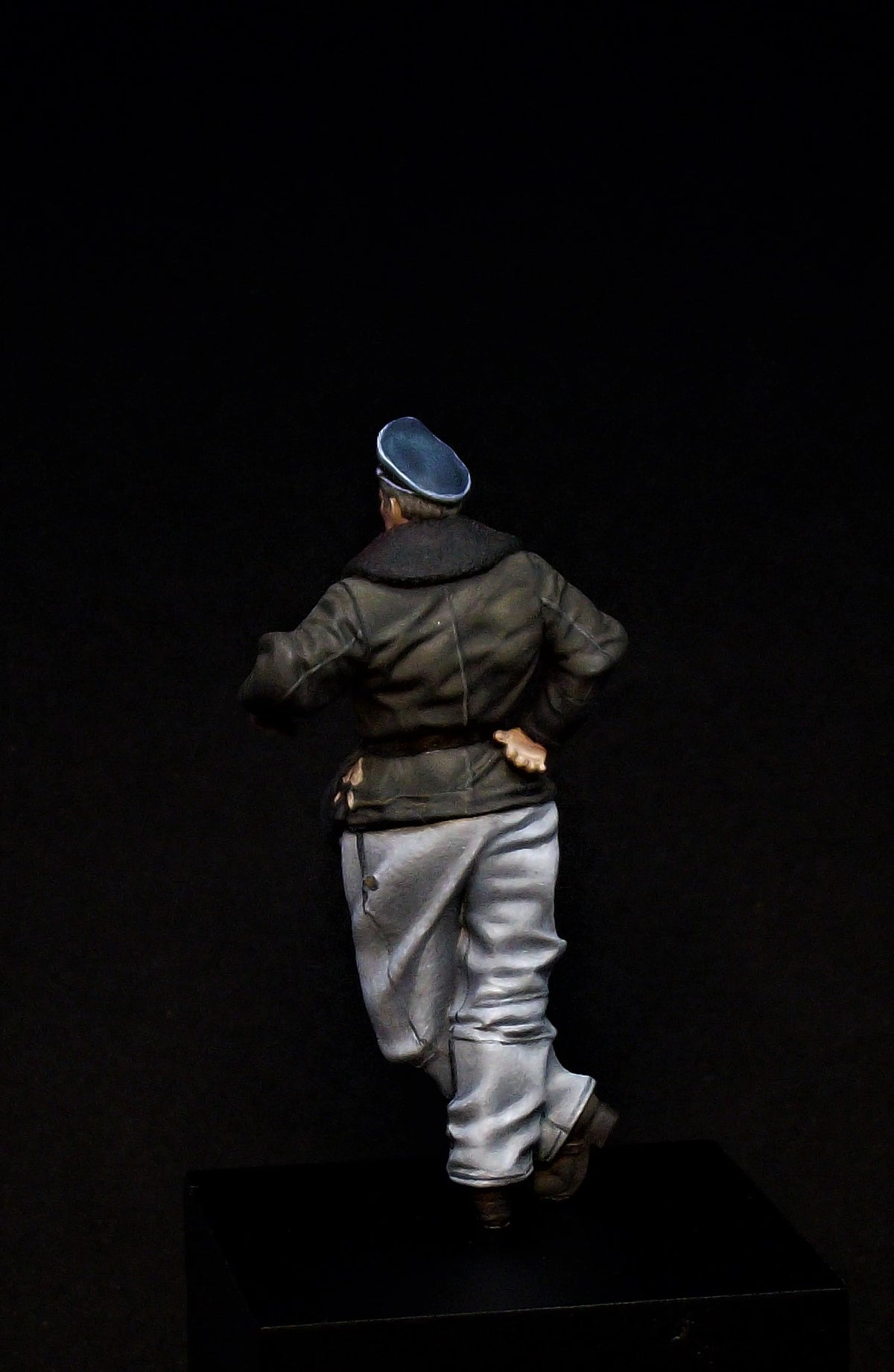 Aims 32F005 1:32 Luftwaffe Pilot - winter clothes