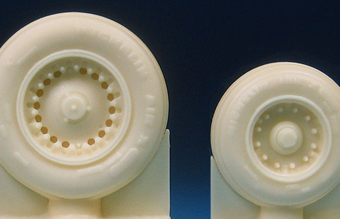 Barracuda Studios BCR72299 1:72 B-1B Main and Nose Wheel Set