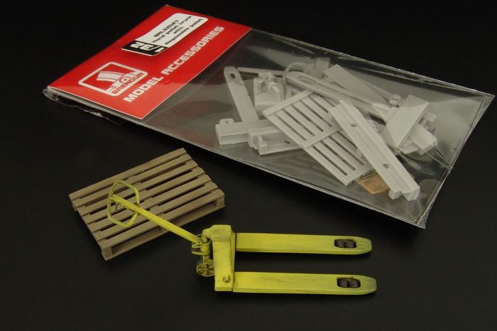 Brengun BRL32027 1:32 Hand Held Pallet Truck with Disposable Pallet