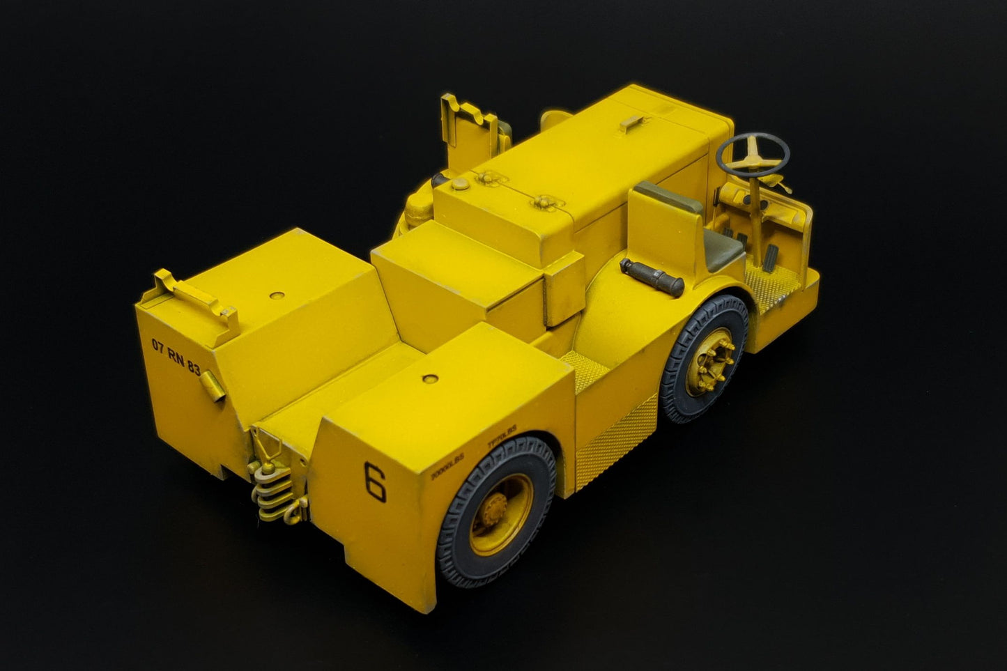 Brengun BRL32052 1:32 UK Flight Deck Tractor Tugmaster