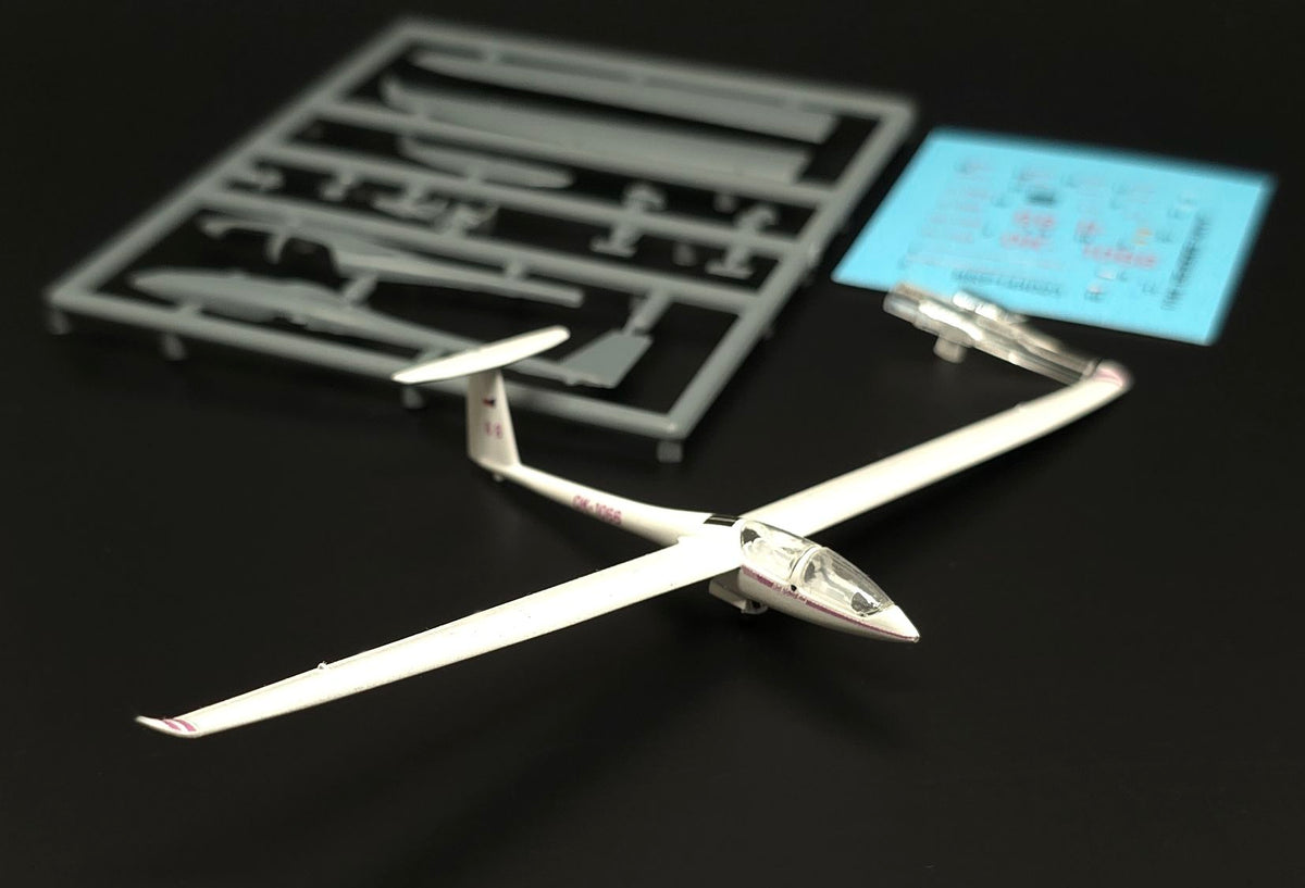 Brengun BRP144023 1:144 DG-1000 glider plastic kit of German two seater glider