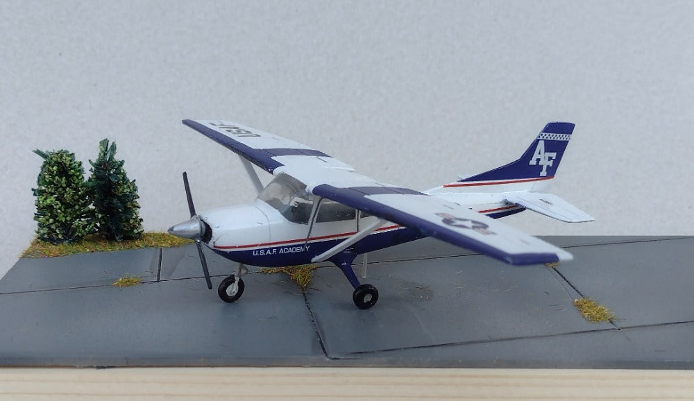 Decarli Model 7222 1:72 Cessna 172 with Decals for USAF and Iraqi Air Force