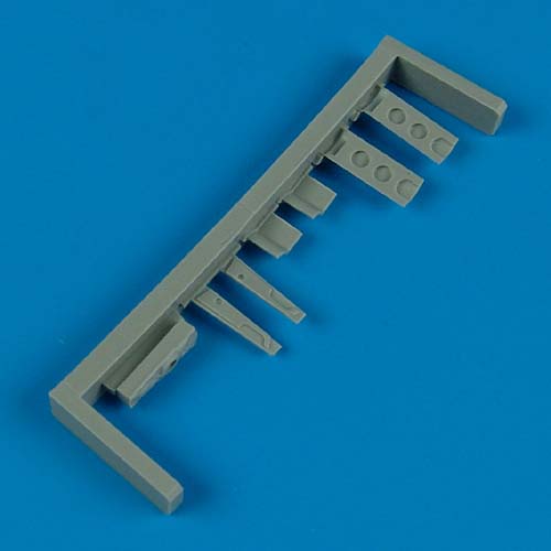 Quickboost (by Aires) 72298 1:72 Curtiss P-40E Warhawk undercarriage covers