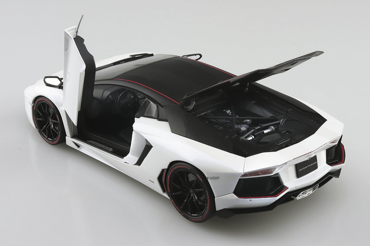 Aoshima 06121 1:24 '14 Lamborghini Aventador Pirelli Edition - Model kit
