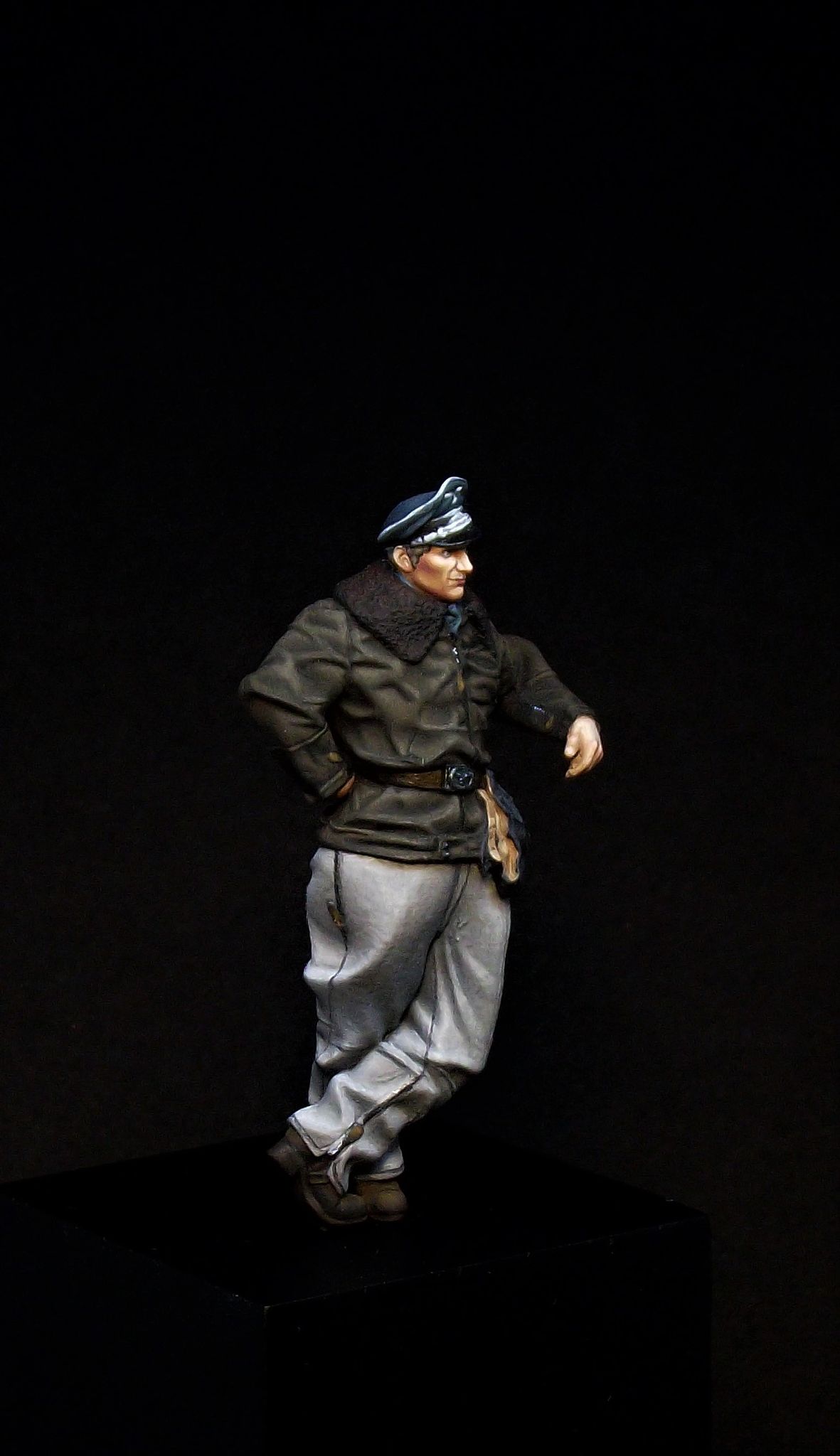 Aims 32F005 1:32 Luftwaffe Pilot - winter clothes