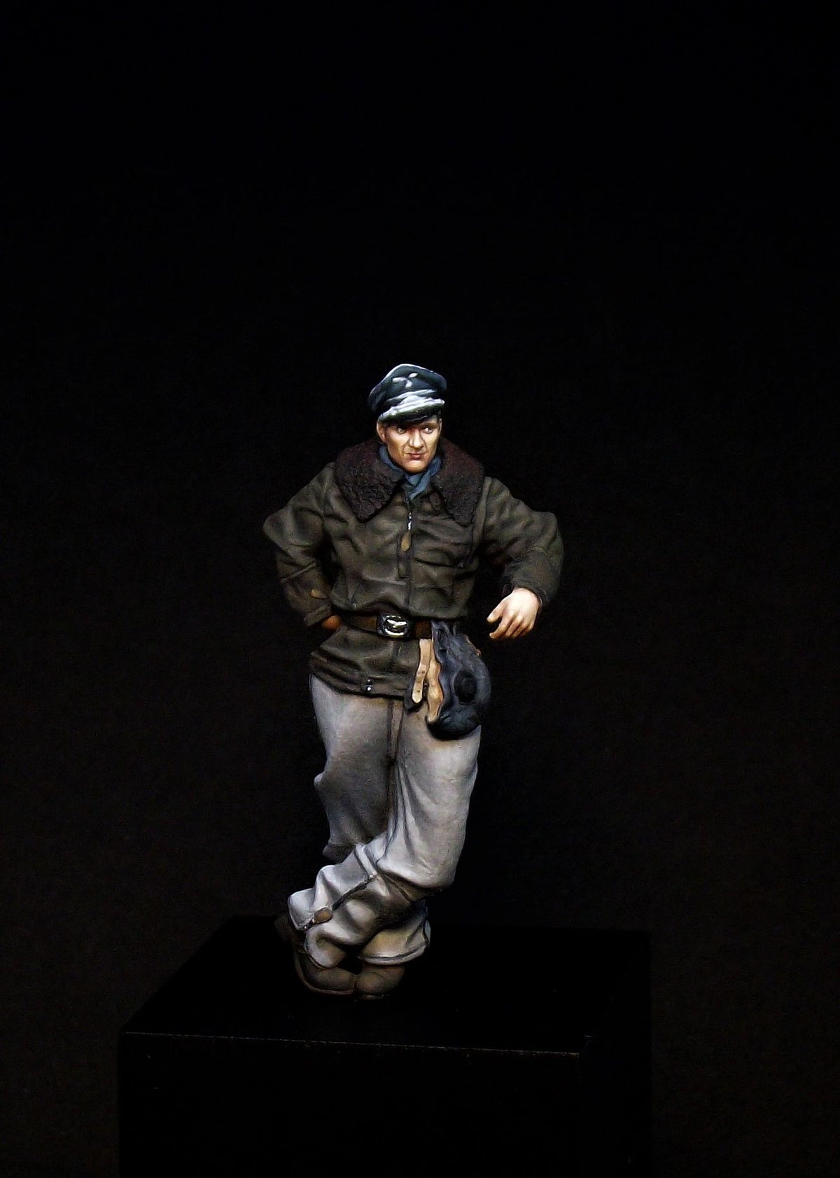 Aims 32F005 1:32 Luftwaffe Pilot - winter clothes