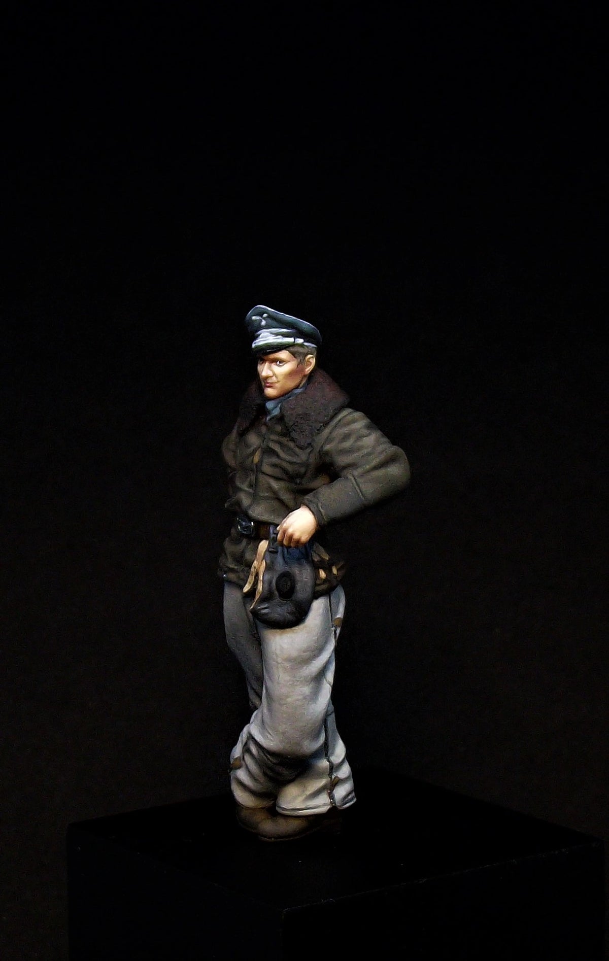 Aims 32F005 1:32 Luftwaffe Pilot - winter clothes