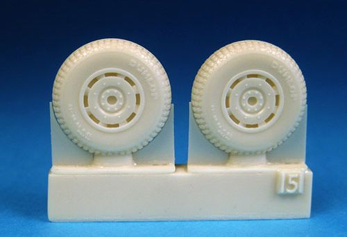 Barracuda Studios BCR48151 1:48 British 4-Slot 32' Mainwheels - Block Tread