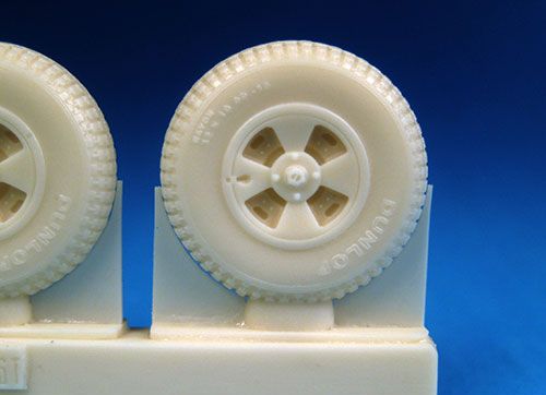 Barracuda Studios BCR48151 1:48 British 4-Slot 32' Mainwheels - Block Tread