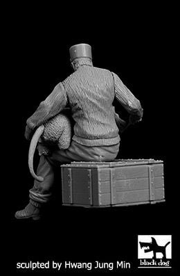 Blackdog F32084 1:32 WWI Escadrille Lafayete mechanic with lion cub