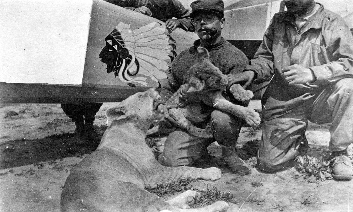 Blackdog F32084 1:32 WWI Escadrille Lafayete mechanic with lion cub