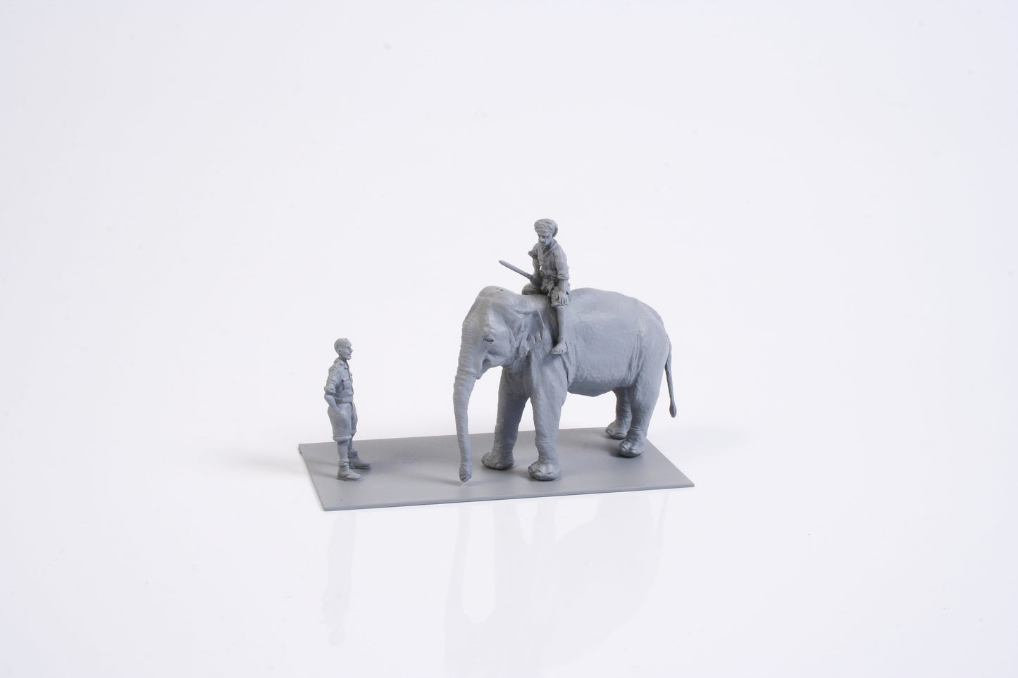 CMK F72327 1:72 RAF Mechanic of India WWII + Elephant with Mahout (2 figs. + elephant)