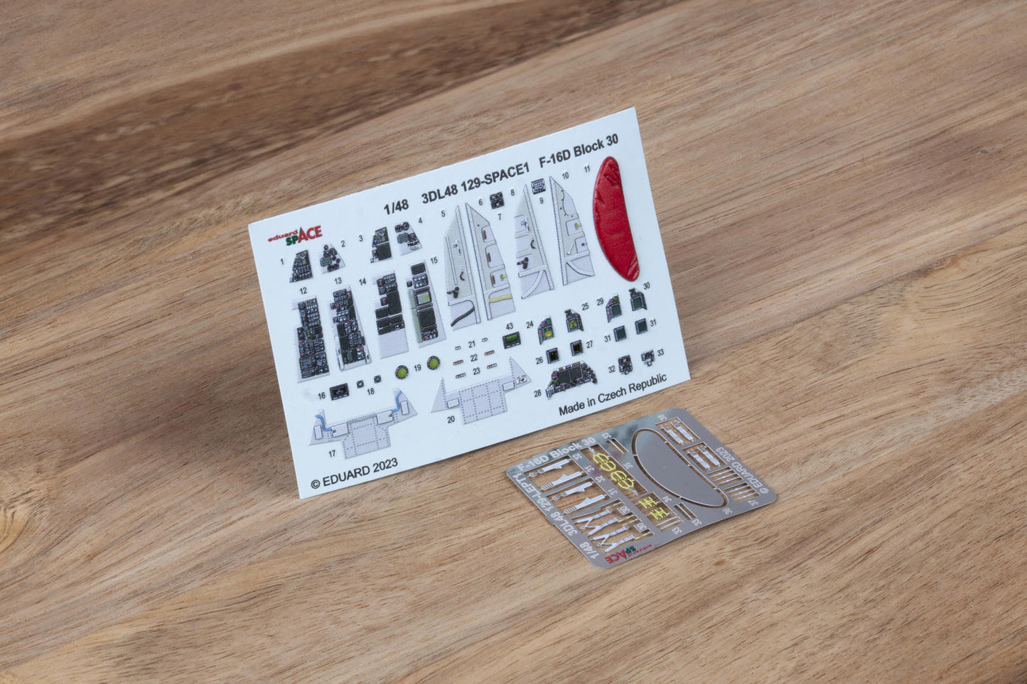 Eduard 3DL48129 1:48 F-16D Block 30 SPACE to be used with Kinetic