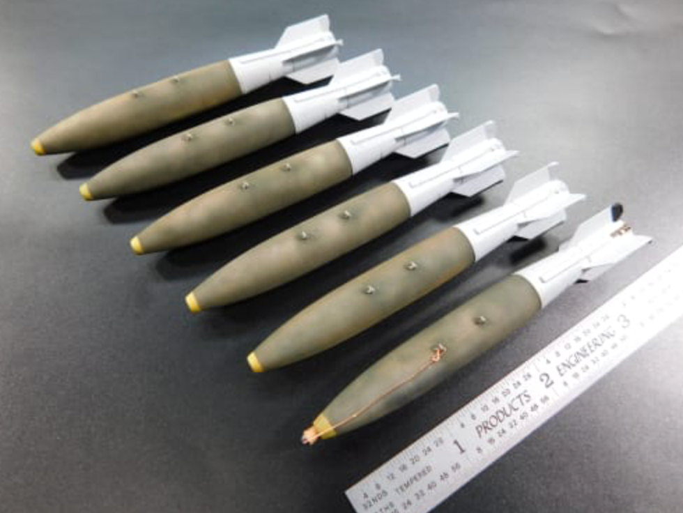 Flying Leathernecks FL32-2003 1:32 Mk-83 1000lb Bombs with BSU-85 fins.