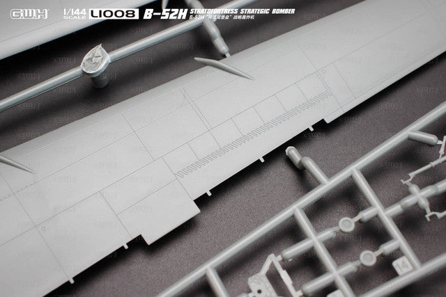 Great Wall Hobby L1008 1:144 Boeing B-52H Stratofortress Strategic Bomber