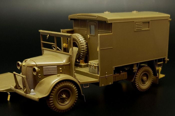 Hauler X48410 1:48 British 2-ton Austin K2 4x2 Ambulance