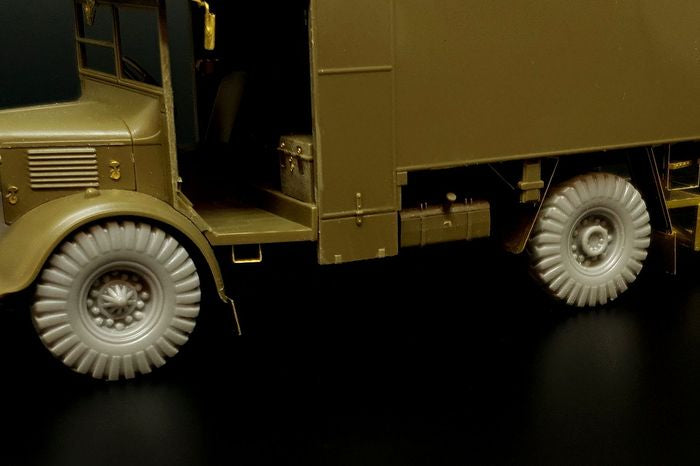 Hauler X48411 1:48 British 2-ton Austin K2 4x2 Ambulance WHEELS