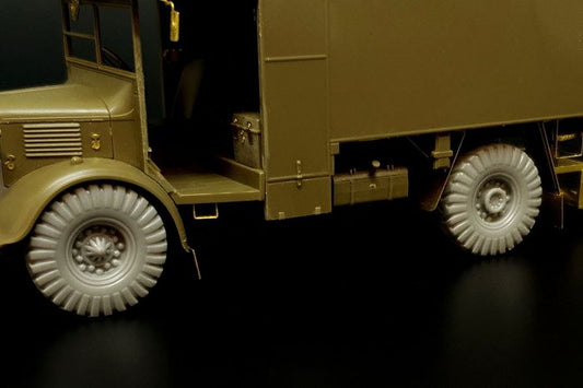 Hauler X48411 1:48 British 2-ton Austin K2 4x2 Ambulance WHEELS