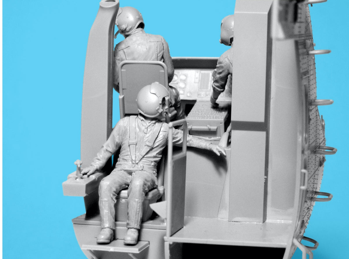 ICM 53103 1:35 Sikorsky S-64 Helicopter Crew