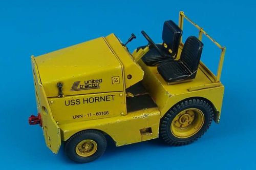 Aerobonus 320035 1:32 United Tractor GC-340/SM340 Tow Tractor U.S. Navy/Army