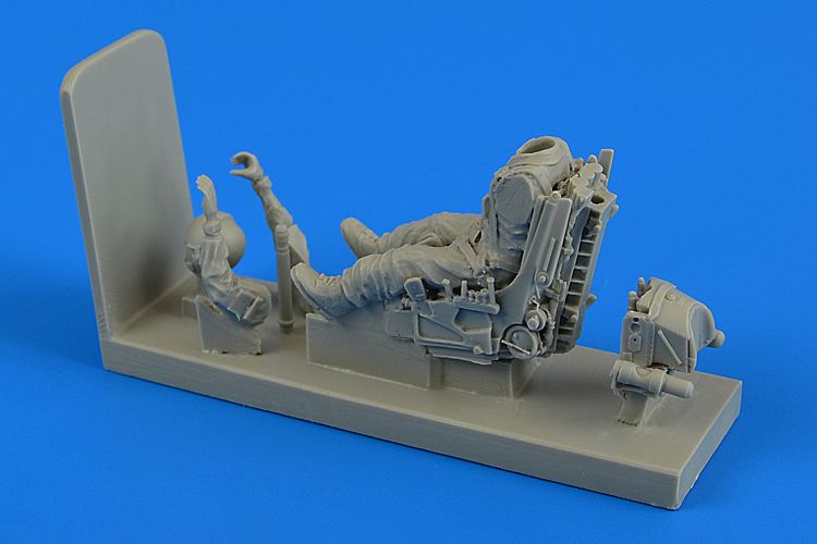 Aerobonus 480162 1:48 Soviet Pilot with Ejection Seat Sukhoi Su-17/Su-22M4/Su-25K Exterior