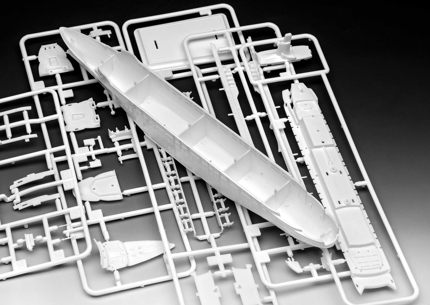 Revell 05806 1:1200 Queen Elizabeth 2